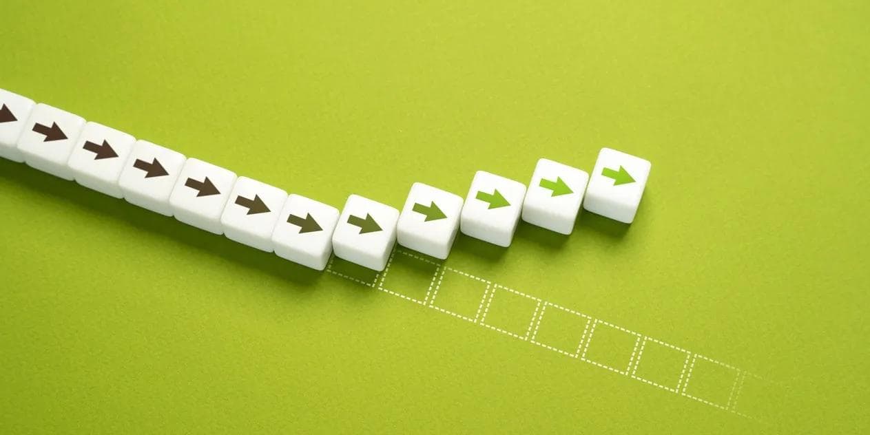 A path of arrows that move above targeted plan