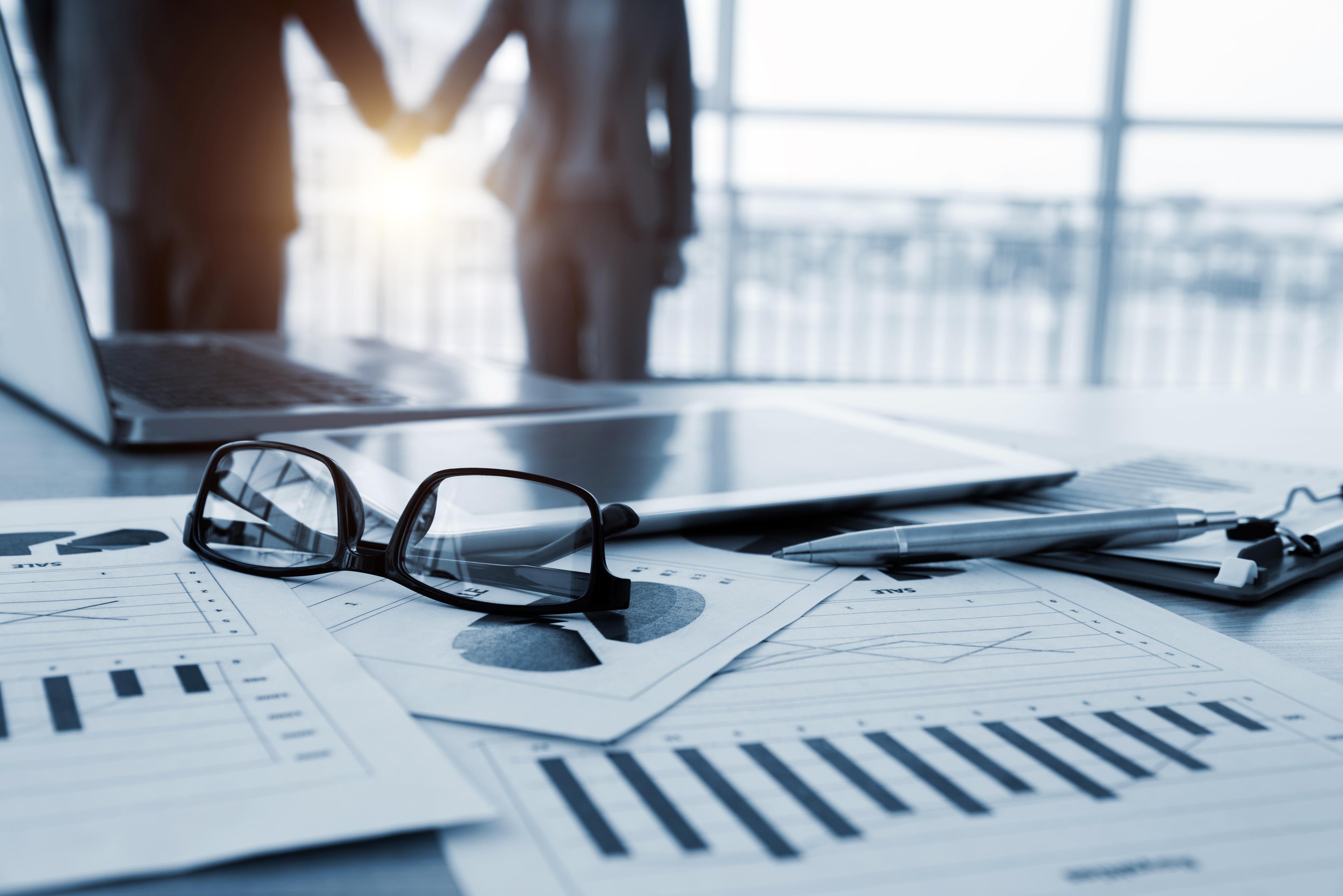 Businesswoman and businessman shaking hands after meeting