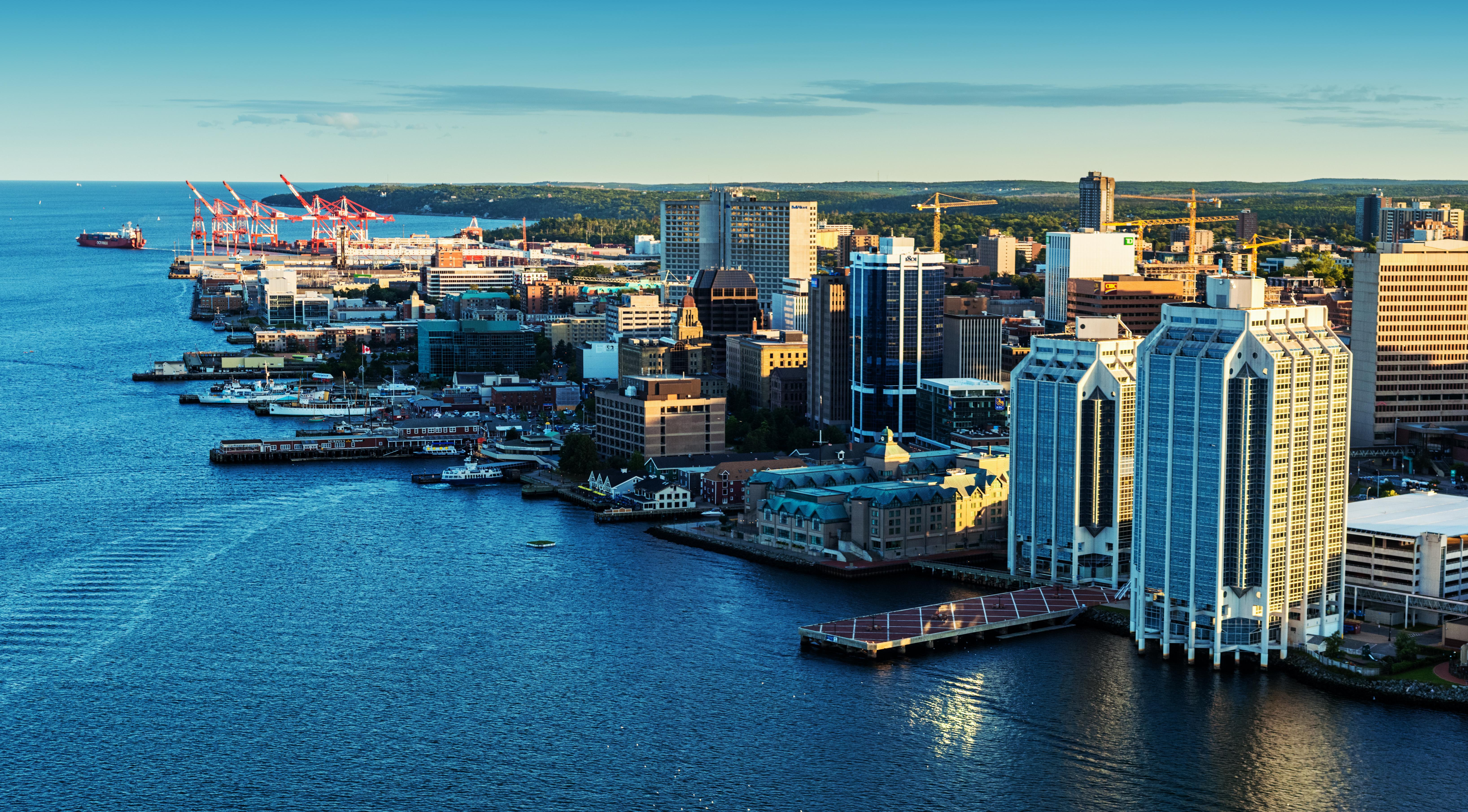 Vue aérienne de l'horizon d'Halifax. Cliquez ici pour faire jouer la vidéo. 