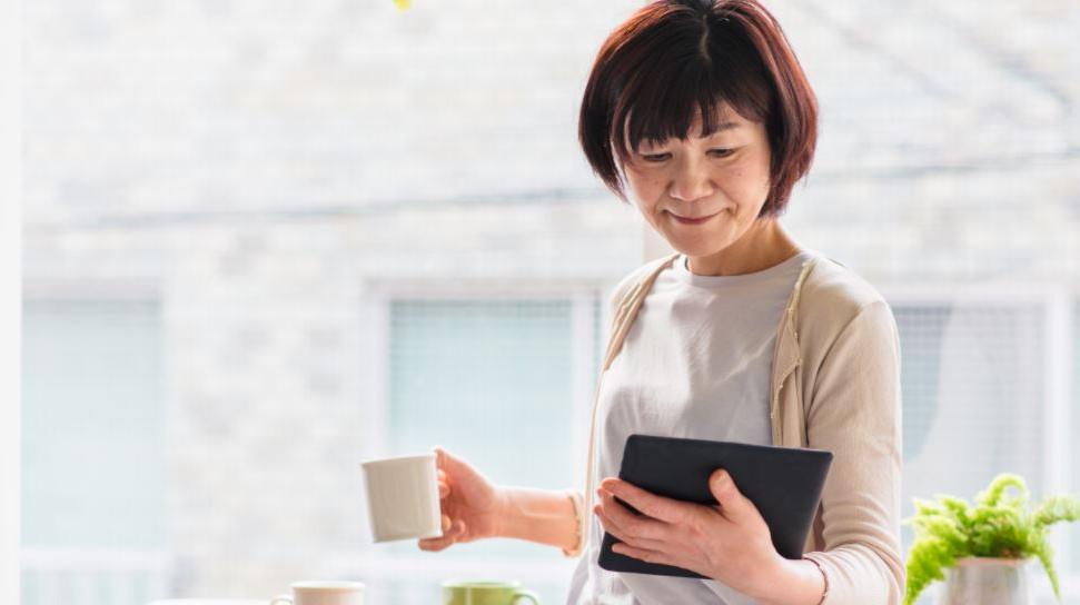 Femme utilise un iPad.